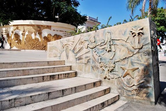 escaleras de la plaza y pared con ilustración