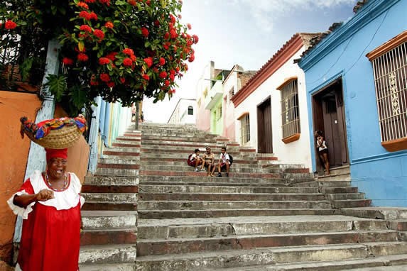 escalinata rodeada de casas coloniales