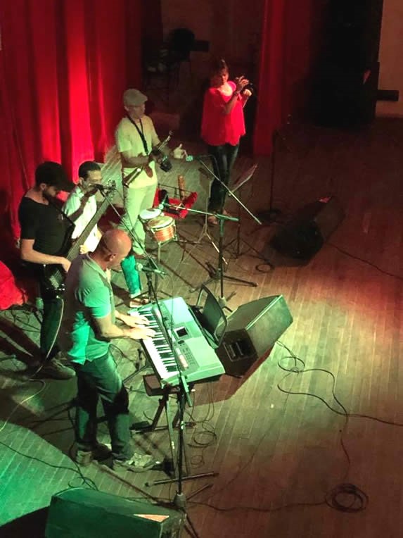 Música en vivo en el bar Casablanca