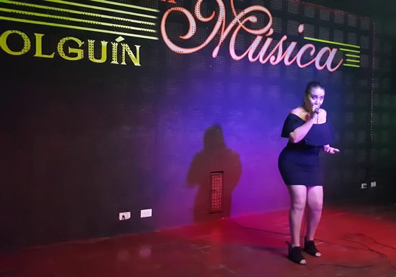 cantante en el escenario con micrófono