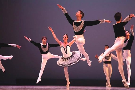 Danza en el escenario del teatro