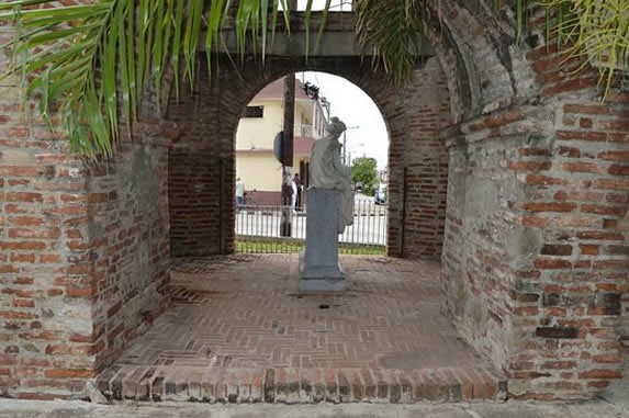 estatua de mármol dentro de construcción colonial