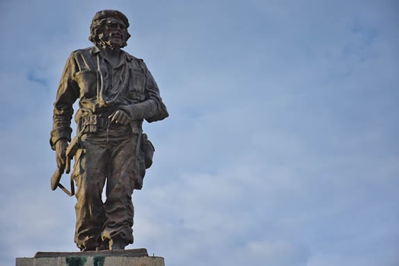 vista ampliada de escultura de bronce del Che