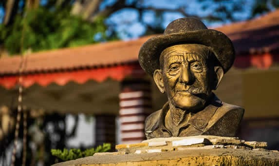 escultura de bronce de Alejandro Robaina