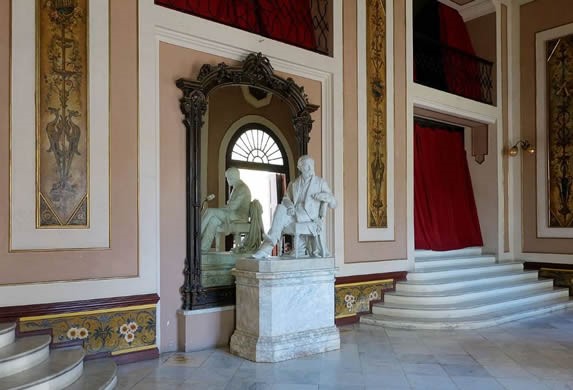 escultura de mármol en el interior del teatro