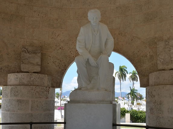 escultura de mármol bajo techo de piedra