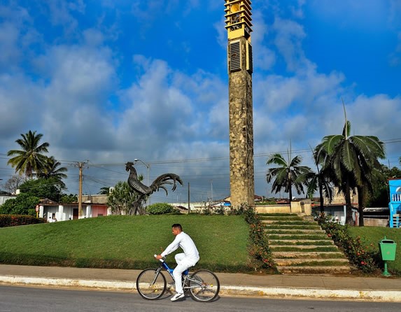 monumento de piedra rodeado de vegetación