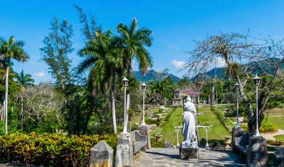 escultura de mármol en el jardín 