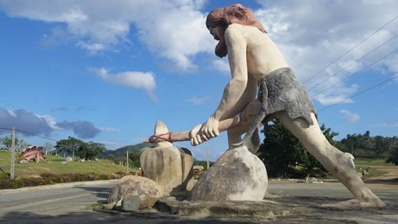 escultura gigante de un hombre de las cavernas