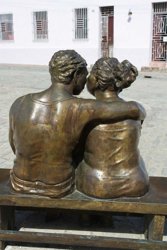 esculturas de bronce en la plaza