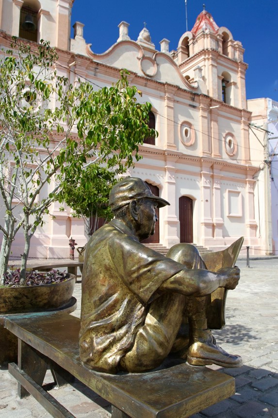 esculturas de bronce en la plaza