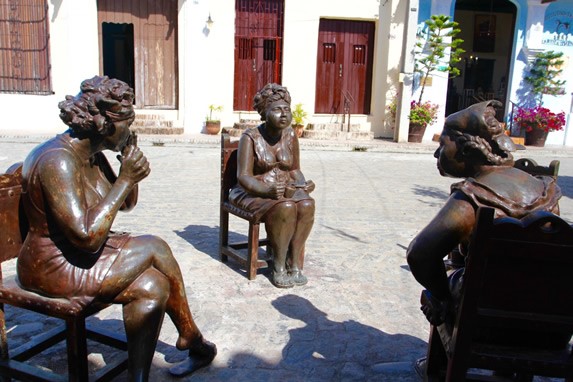 esculturas de bronce en la plaza