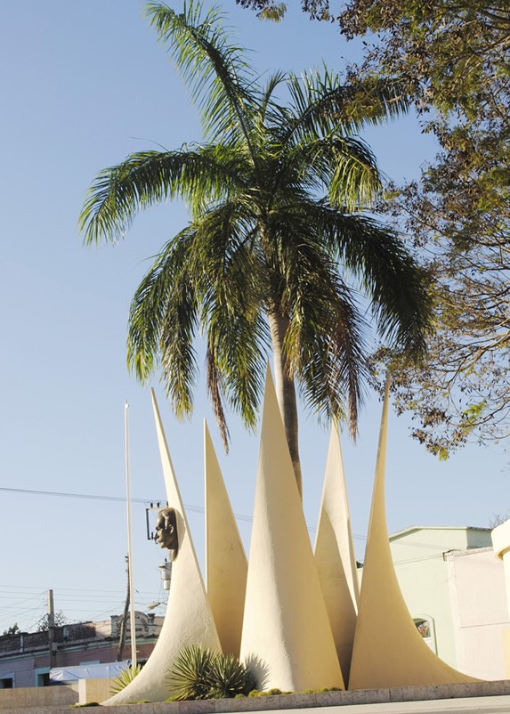 monumento a José Martí con una palma real en medio