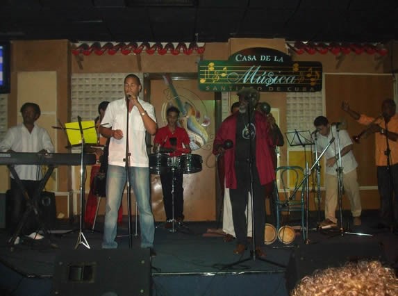 músicos sobre el escenario en pleno show