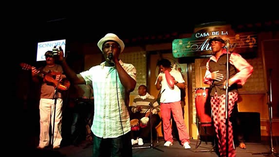 músicos sobre el escenario en pleno show