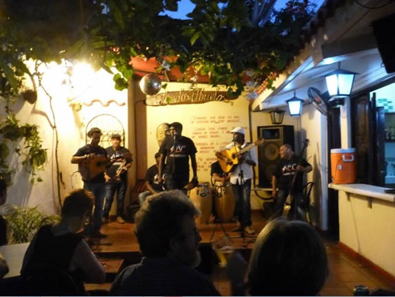 músicos tocando en el escenario de noche