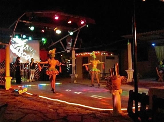 bailarines en el escenario bajo  luces de colores