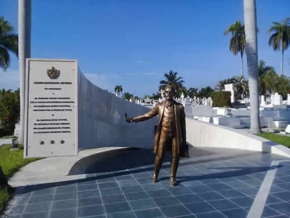 escultura de bronce de martí en cementerio