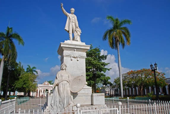 estatua de mármol de José Martí cercada