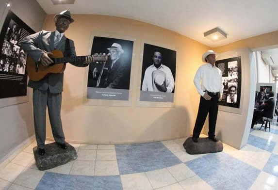 interior del museo con figuras de cera