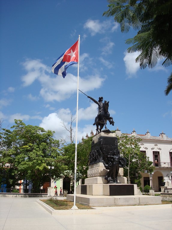 estatua de bronce sobre base de mármol 