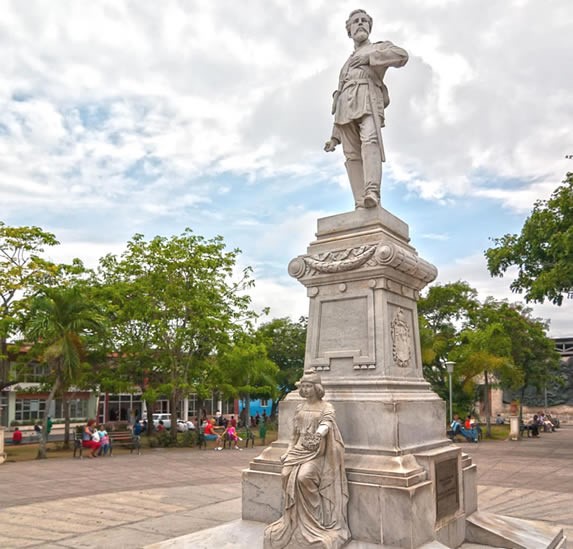 estatua de mármol en el centro de la plaza