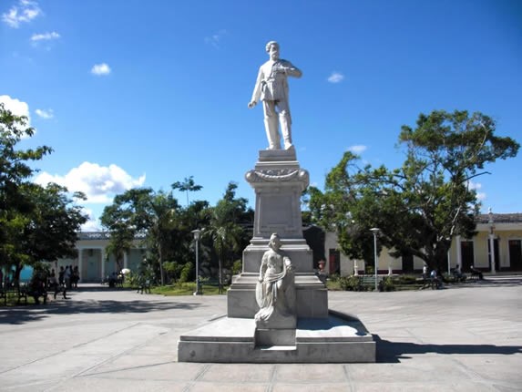 estatua de mármol en el centro de la plaza