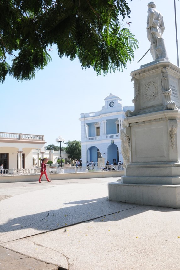 monumento a Antonio Maceo en el centro del parque