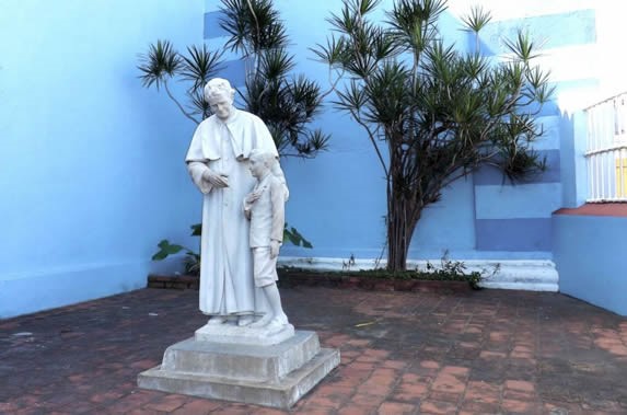 estatua de mármol en el patio 