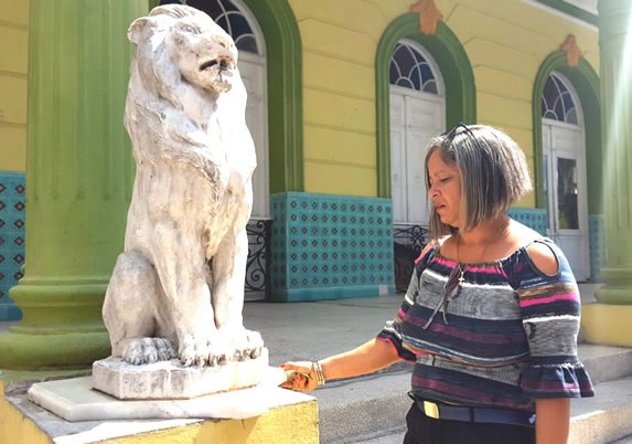 lion statue outside the museum