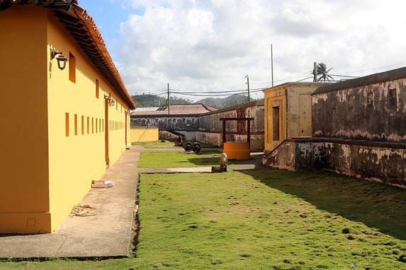 jardín de la fortaleza con pozo y muros de piedra