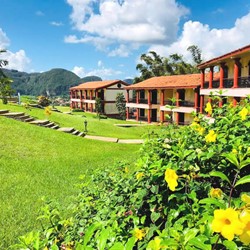 bungalows de dos pisos con montañas al fondo