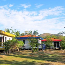 bungalows rodeados de vegetación y montañas