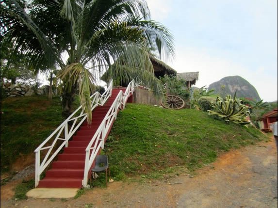 rancho de guano sobre pequeña colina 