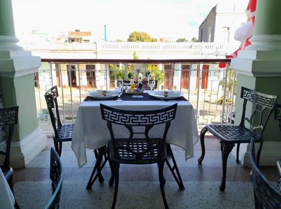 mobiliario de hierro en el balcón con mantelería