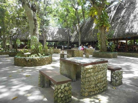 Mesas al aire libre en el restaurante