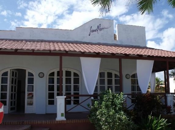Facade view of the Luna Mar restaurant