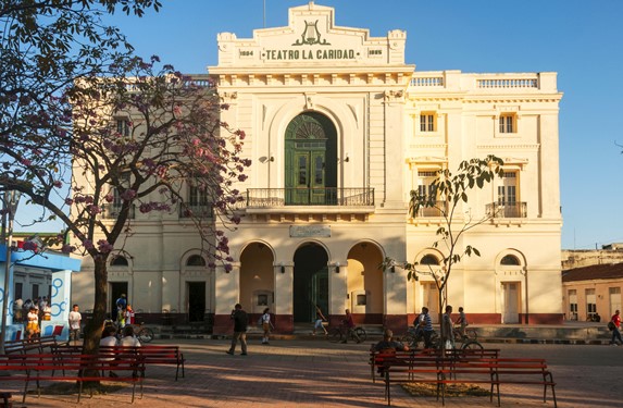 fachada del teatro La Caridad frente a una plaza