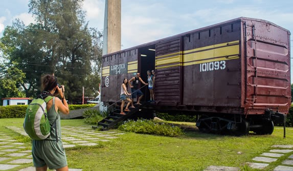 vagón rojo con turistas tomando fotografías