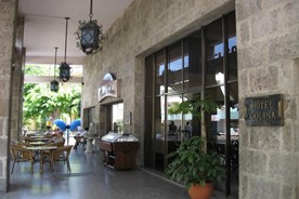 Entrada al hotel Colina