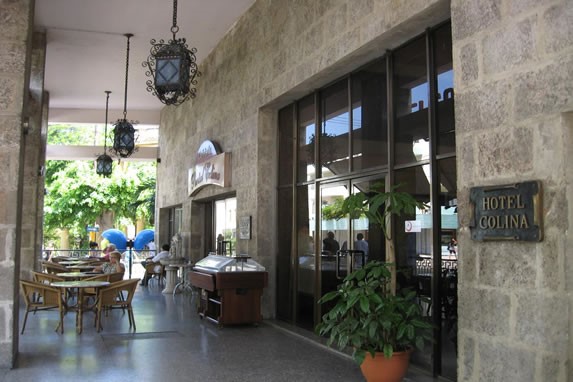 Entrada al hotel Colina