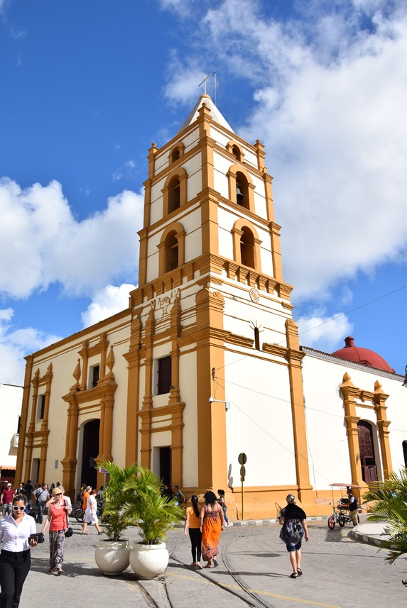 fachada colonial de la iglesia bajo el cielo azul