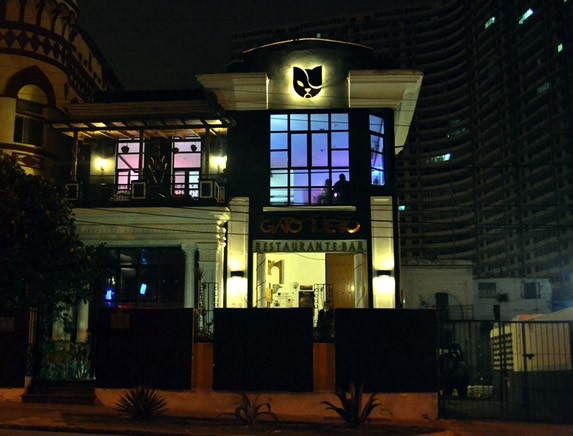 vista nocturna de la fachada del bar Gato Tuerto