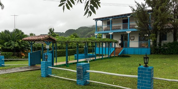 exterior del restaurante rodeado por vegetación