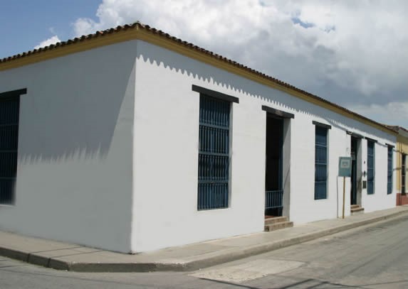 fachada de casa colonial blanca