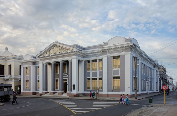 fachada del colegio con detalles arquitectónicos
