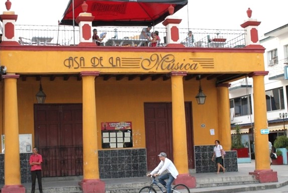 fachada con columnas y letrero