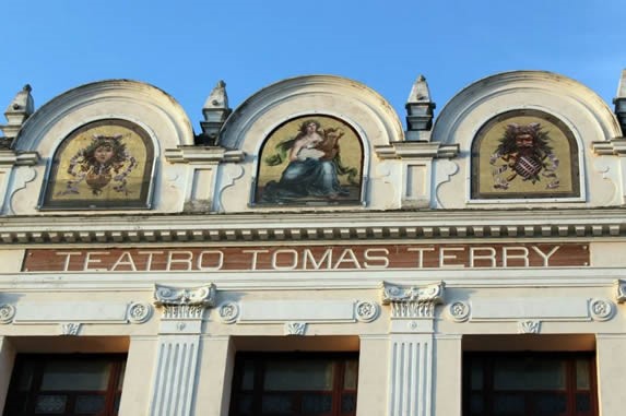 fachada colonial del teatro bajo el cielo azul