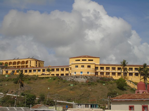 fachada de la fortaleza rodeada de vegetación