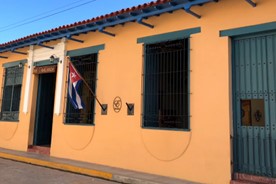 Vista de la fachada del hotel Caballeriza